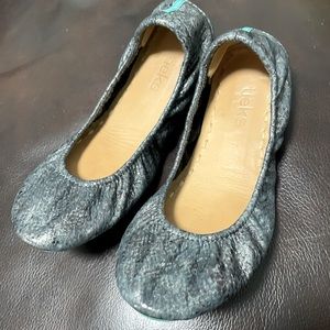 Tieks drago in size 7.